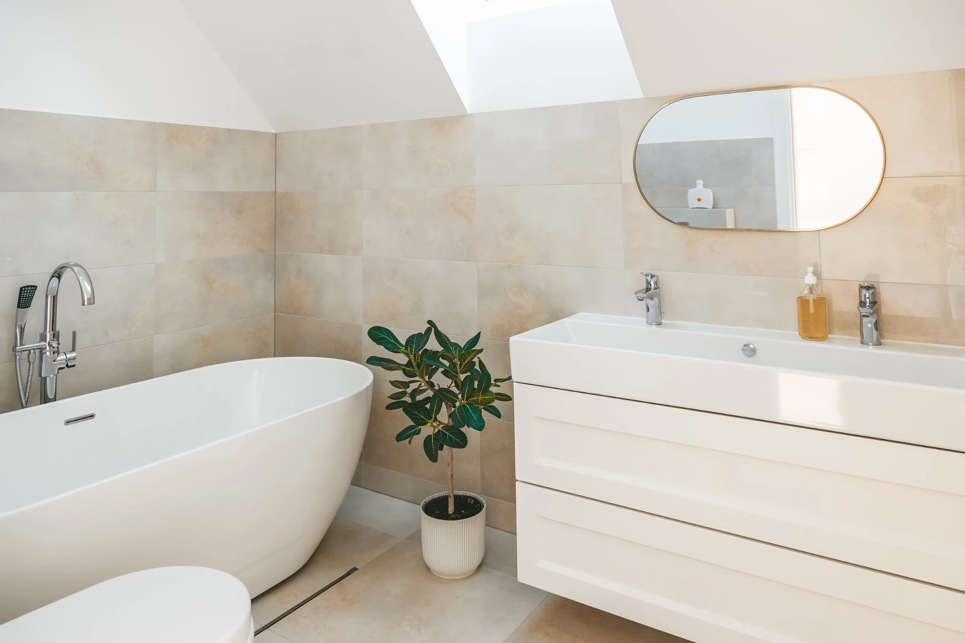 Badrumsrenovering i Danderyd – Ljust badrum med fristående badkar