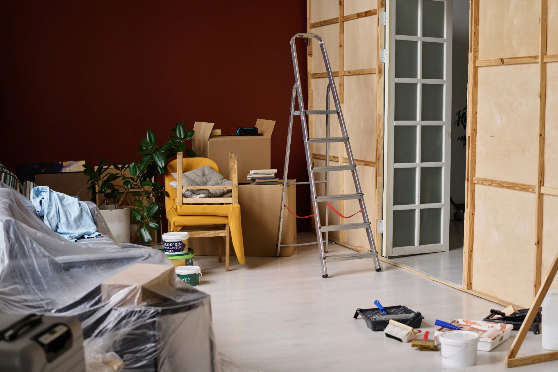Totalrenovering i Nacka – Målningsarbete i vardagsrum under renovering