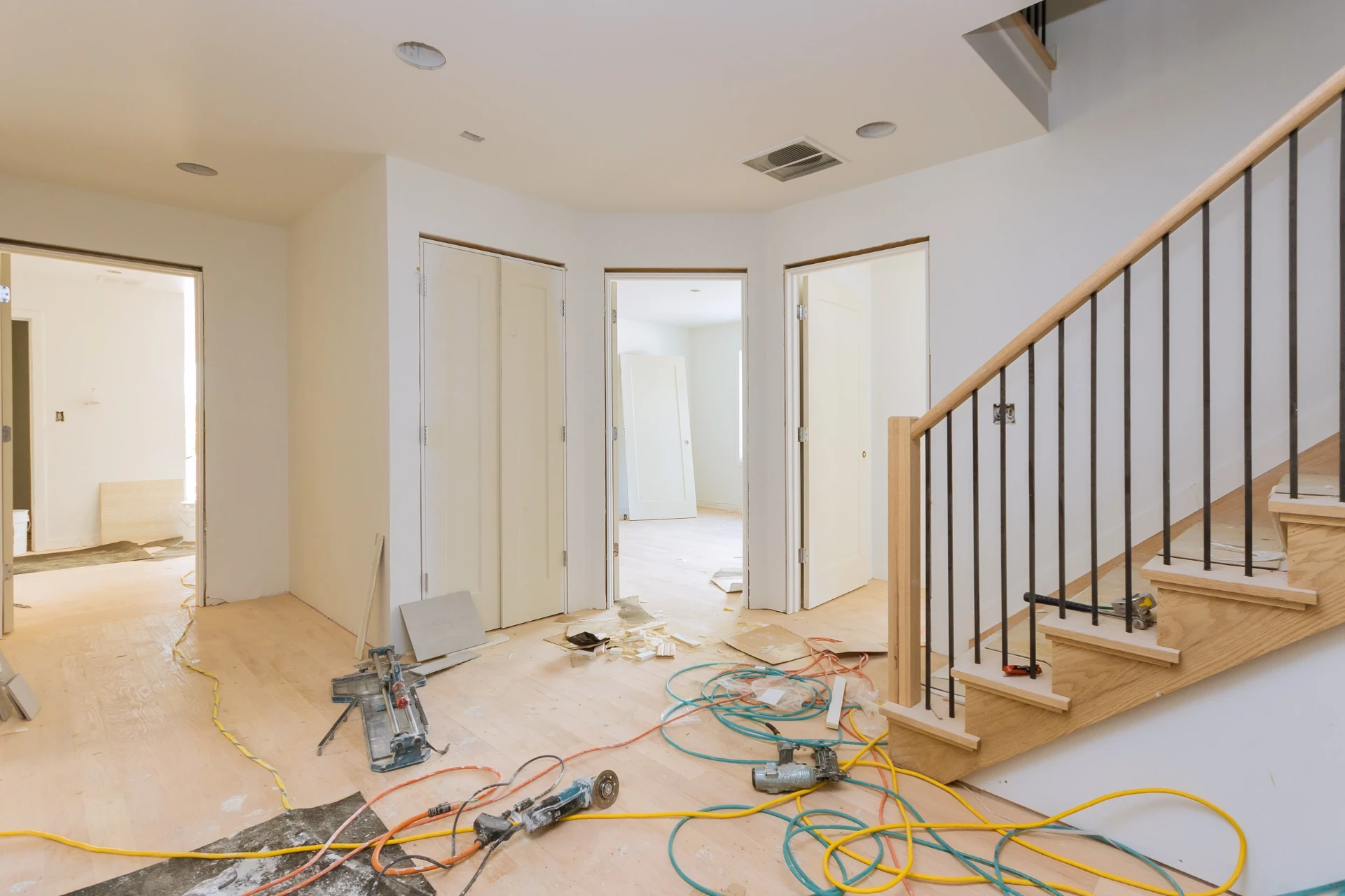 Totalrenovering av bostad med pågående golv- och trappsarbete